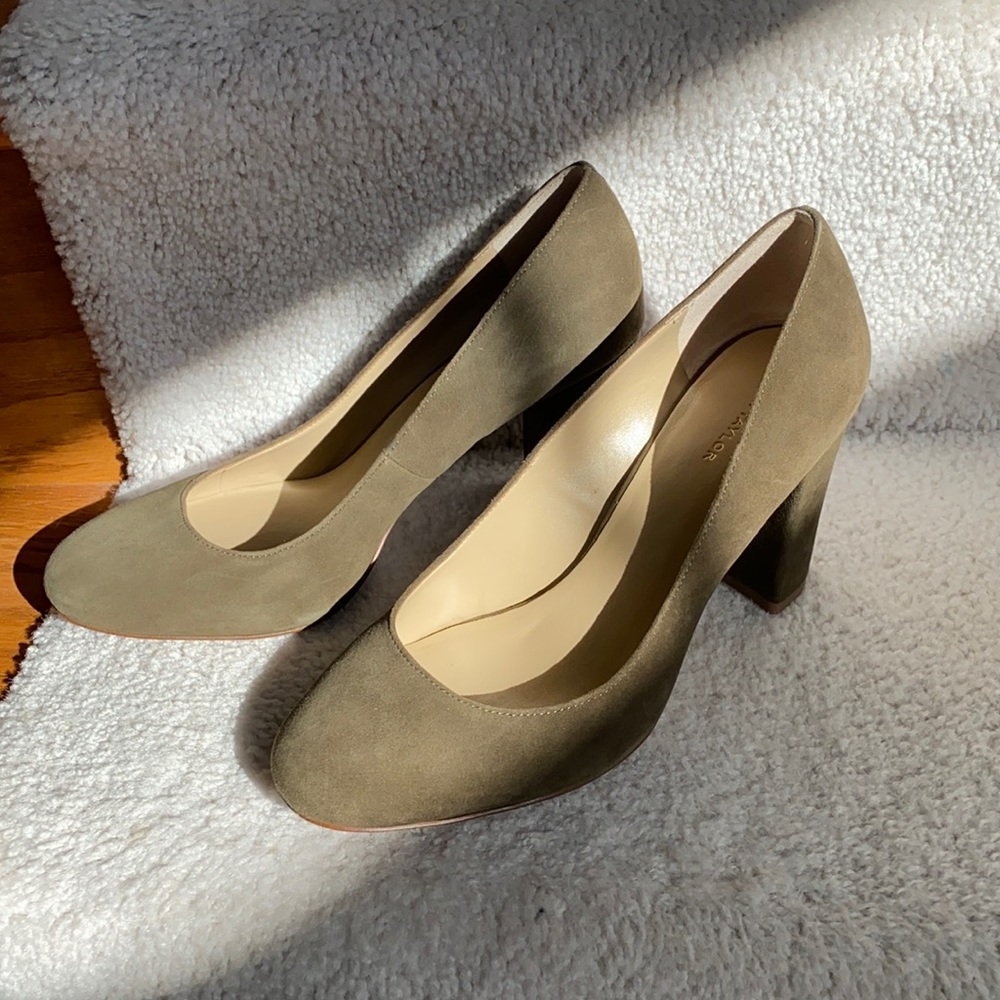 Ann Taylor Suede Olive Shoes size 8 1/2